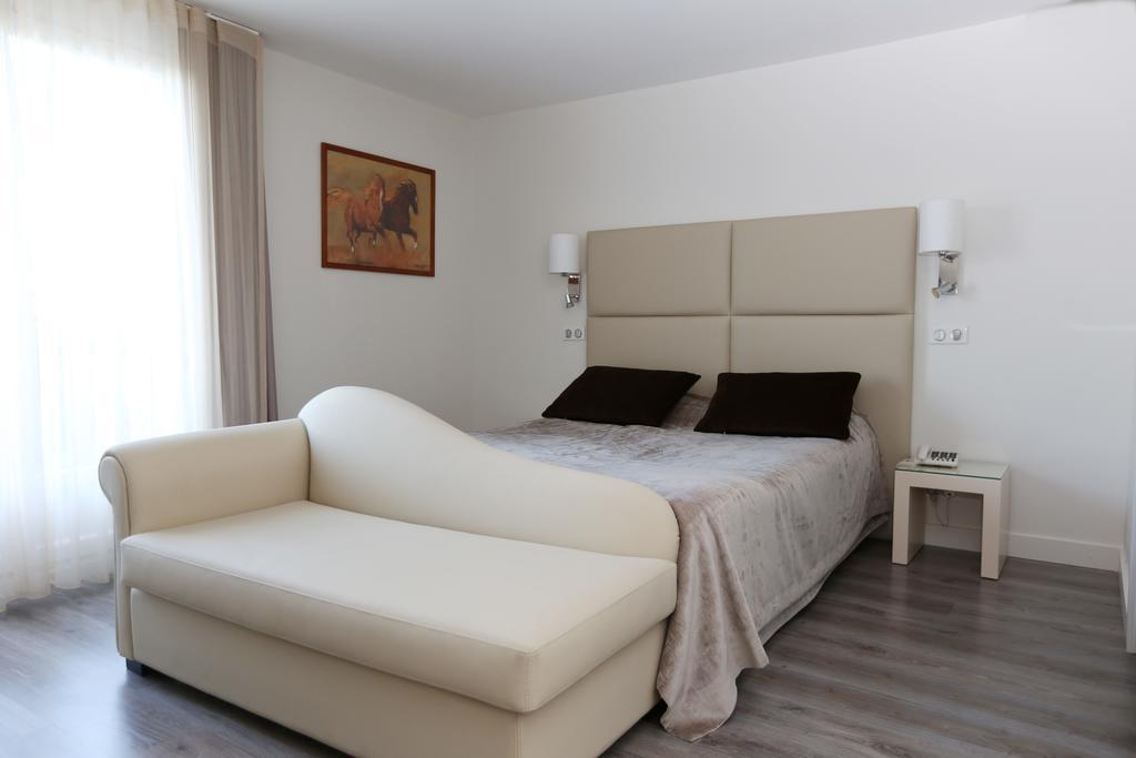 Les Criquets Hotel & Spa Blanquefort  Buitenkant foto