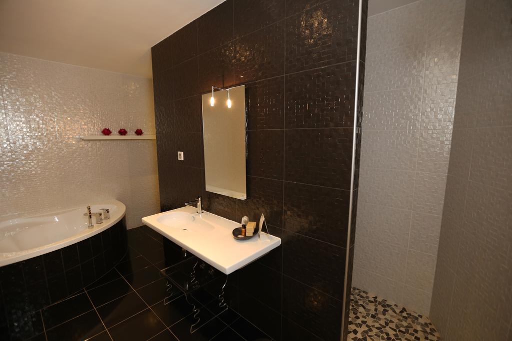 Les Criquets Hotel & Spa Blanquefort  Buitenkant foto